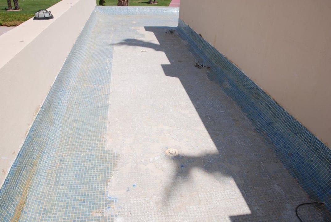 Wasserloses, defektes Becken für den Wasserfall Cleopatra Luxury Resort Makadi Bay