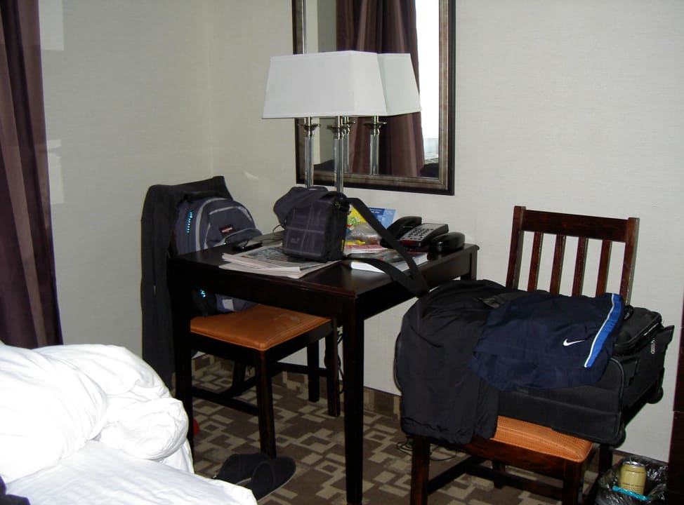 Sitzecke (als Ablage genutzt) Hotel Holiday Inn Express Maspeth