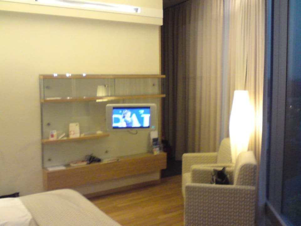 Sitzgelegenheit und TV Four Points by Sheraton Panoramahaus Dornbirn