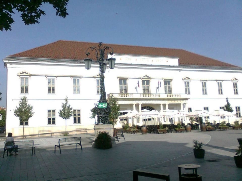 Frontansicht mit Gastgarten Hotel Magyar Király