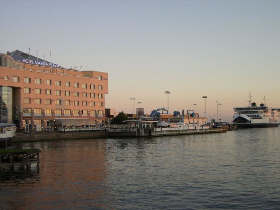 Das Hotel liegt direkt am Hafen... Elite Marina Plaza