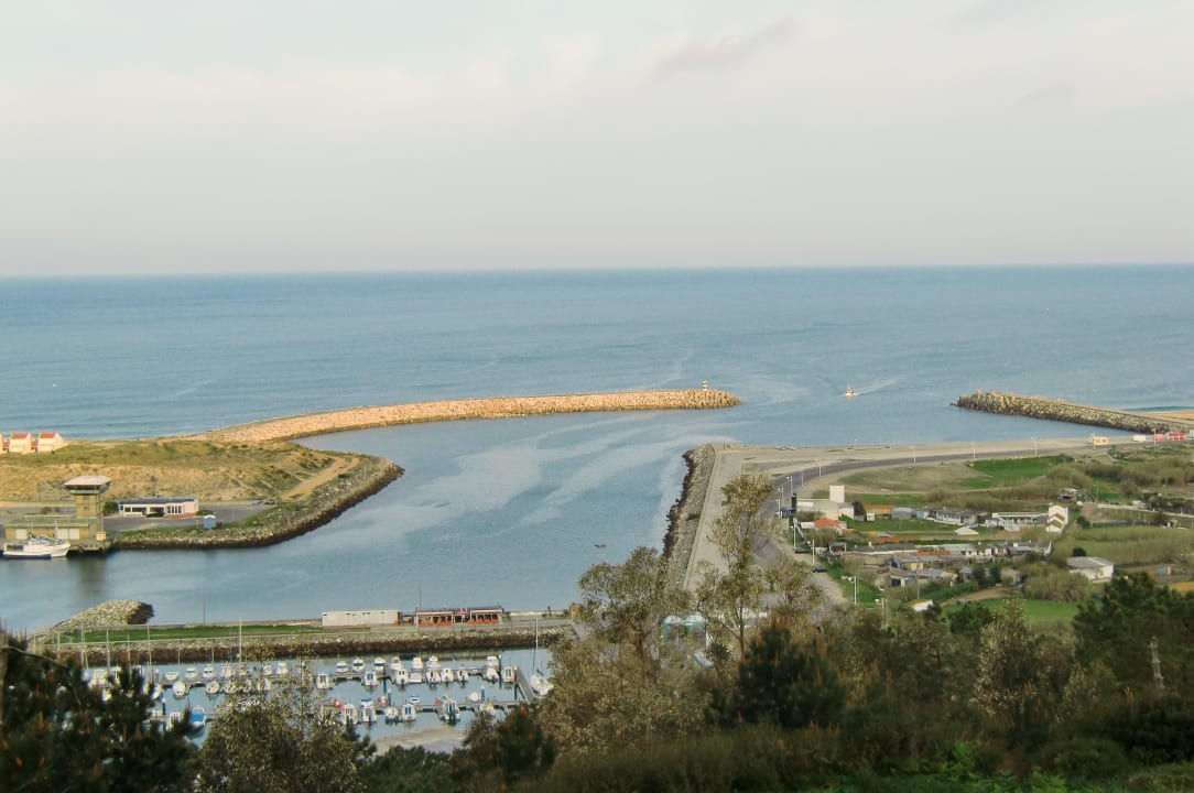 Blick auf Hafenanlage, rechts davon der Strand Hotel Miramar Sul