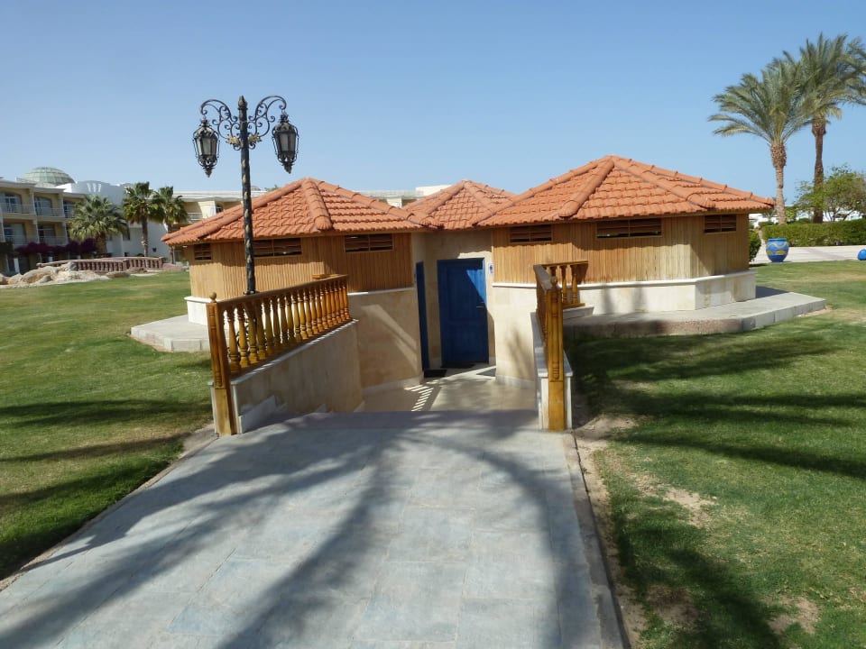Toiletten und Umkleide am Strand Palm Royale Resort - Soma Bay