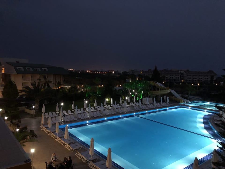 Pool Side Aluna Hotel