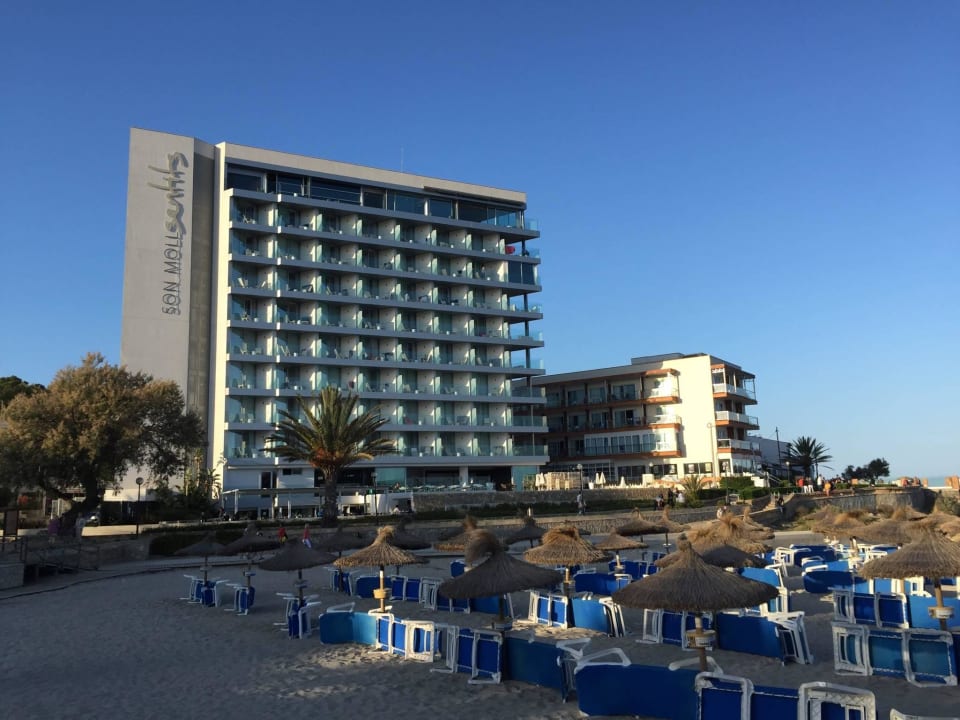 Blick aufs Hotel vom Strand aus in der Abendsonne Son Moll Sentits Hotel & Spa