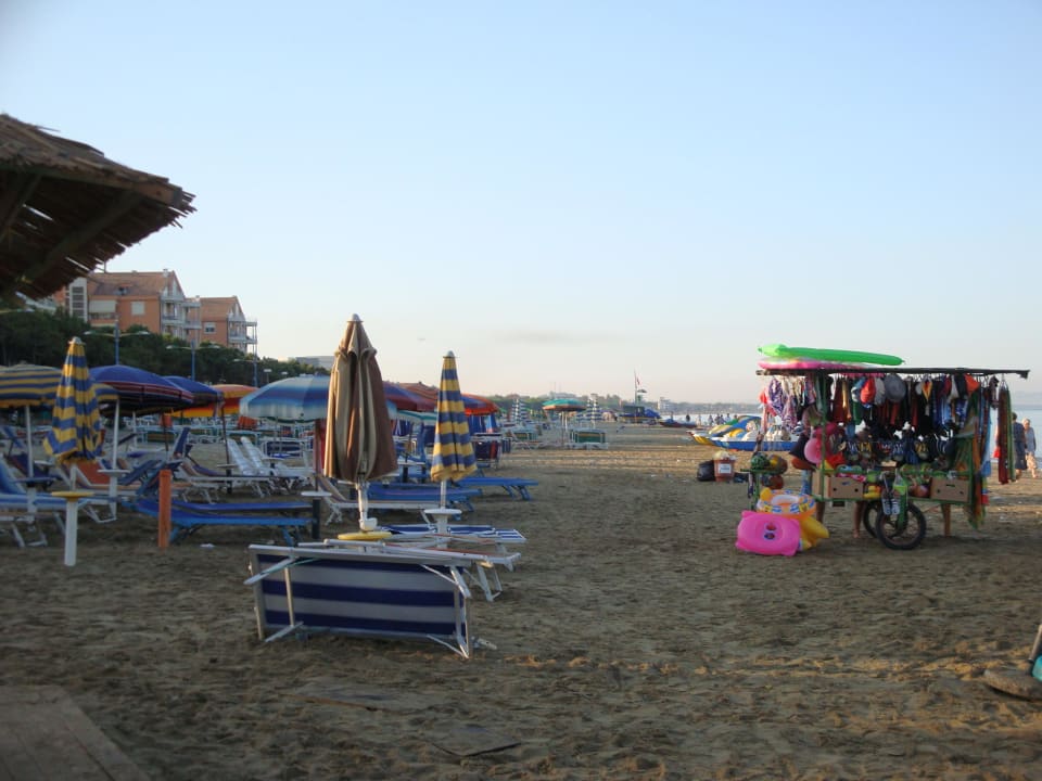 Hotelstrand in den Morgenstunden Hotel Dolce Vita