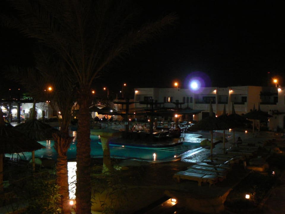 Basen wieczorem Tivoli Hotel Aqua Park