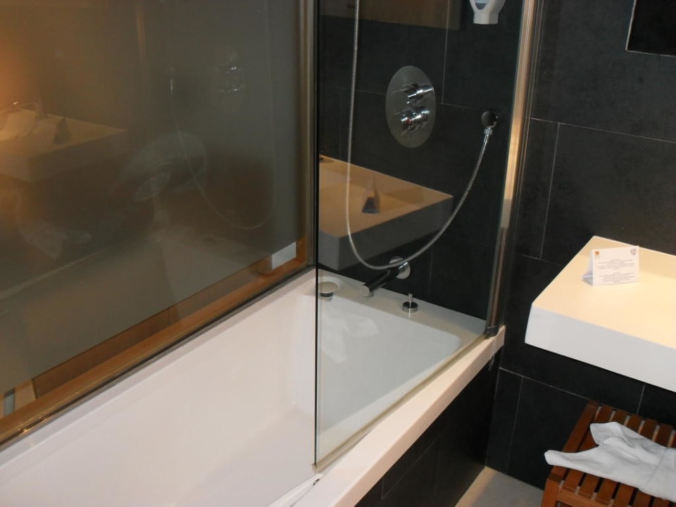 Badewanne/Dusche bzw. Badezimmer R2 Bahía Playa Design Hotel & Spa - Adults Only