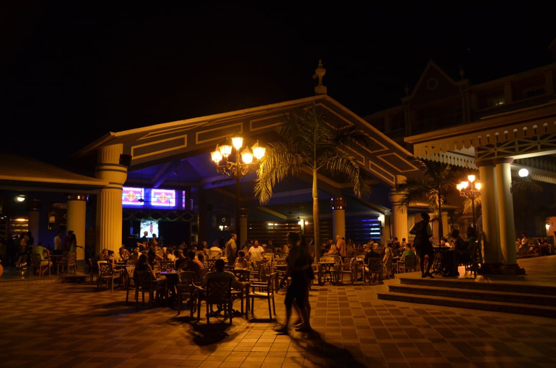 Die Bar direkt neben der Lobby, sehr, sehr laut Hotel Riu Ocho Rios
