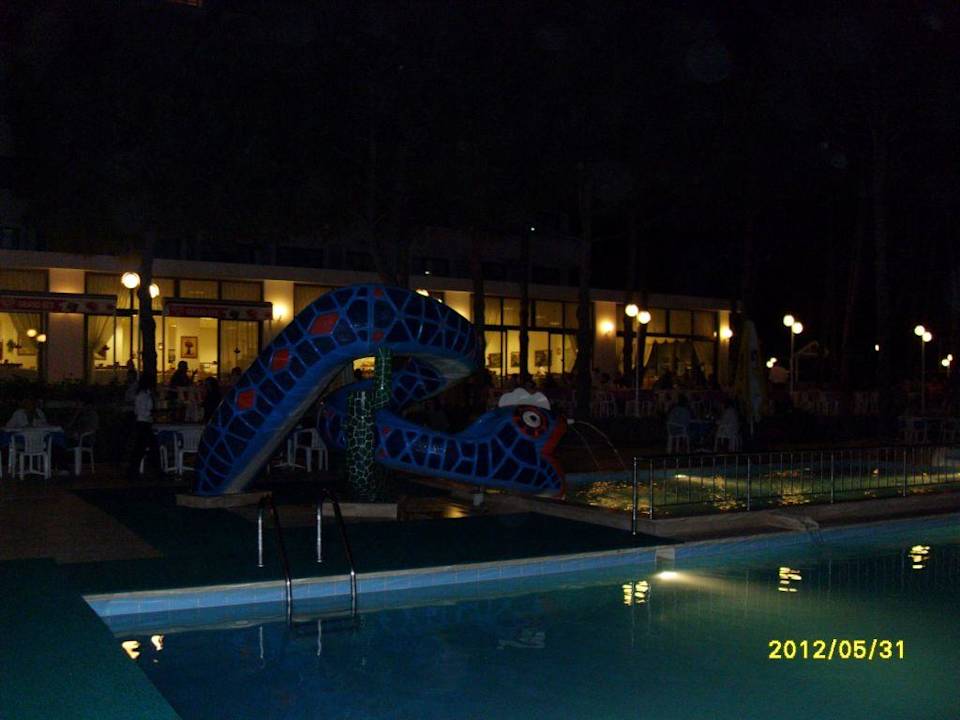 Der Pool bei Nacht Hotel Grand Efe