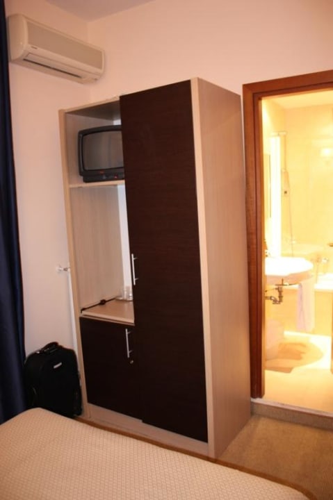 Zimmer / TV / Schrank (mit Safe) C-Hotels Club House