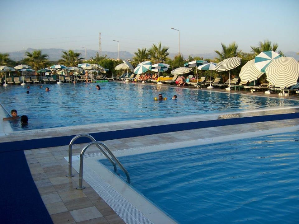 Pool an den Rutschen Hane Family Resort