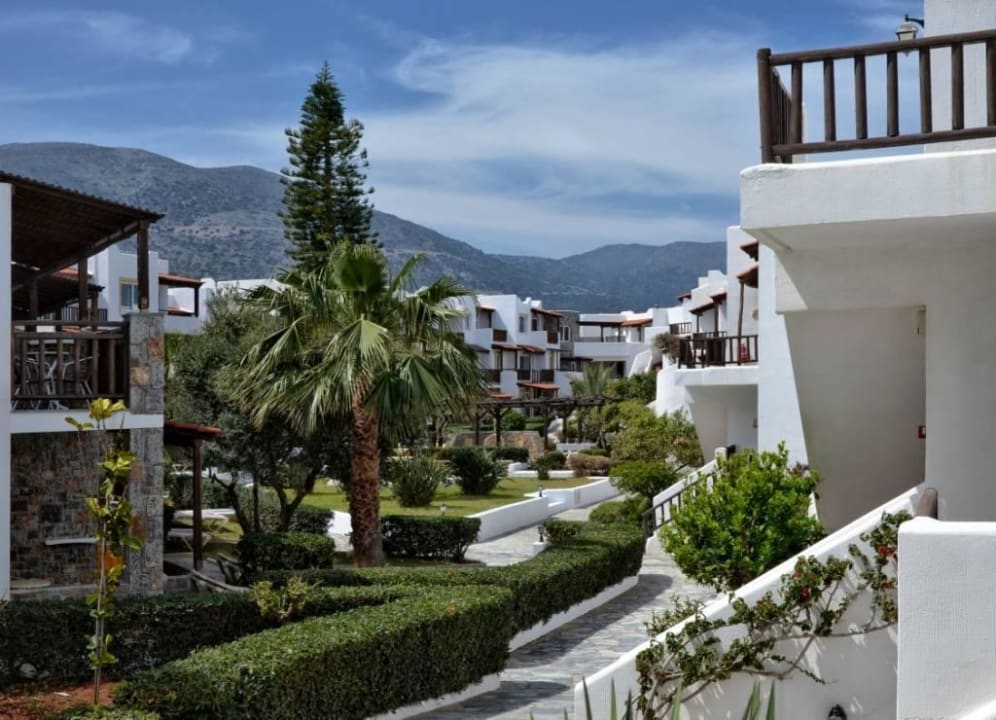 Idylle zwischen den Häusern Alexander Beach Hotel & Village Resort