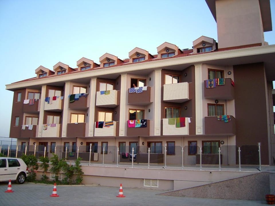 Hotel Frontansicht linke Seite Hane Family Resort