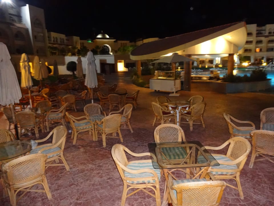 Abends um halb 8 am Hauptpool Old Palace Resort Sahl Hasheesh