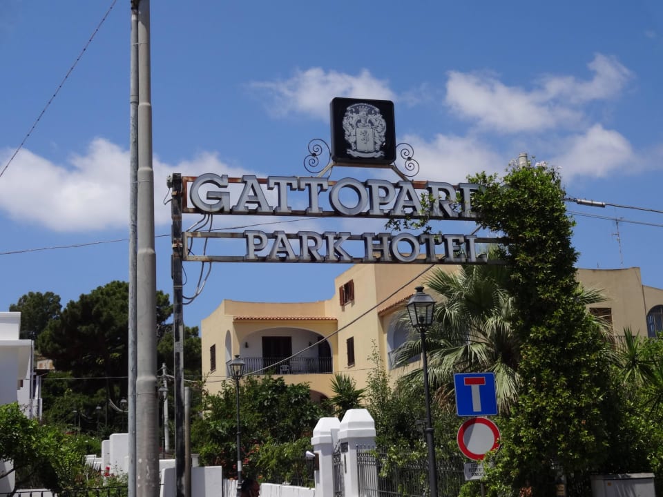Hoteleingangsweg Hotel Gattopardo Park