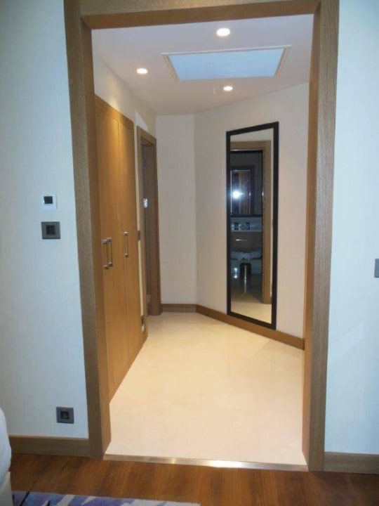 Blick zum Eingangsbereich, mit Schrank und Badtür Papillon Zeugma Relaxury