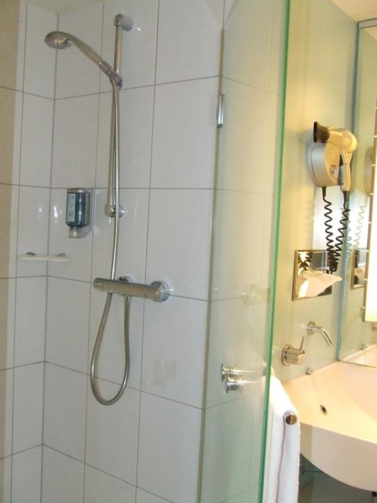 Bad mit Dusche Novotel Hamburg City Alster