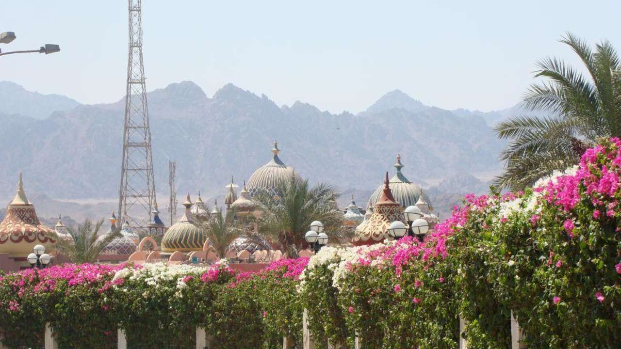 Panorama za hotelem Safir Sharm Waterfalls Resort