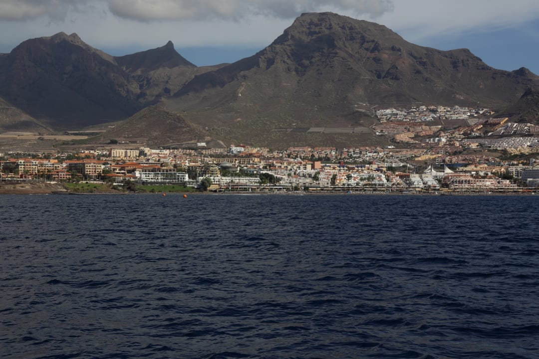 Adeje von See aus gesehen. Adrián Hoteles Colón Guanahaní - Adults only