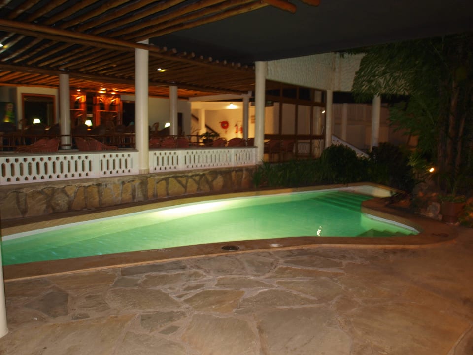 Pool Hotel Traveller's Club