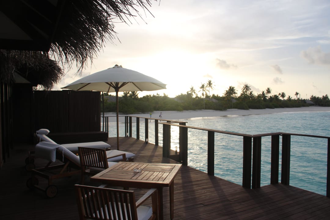 Terrasse Villa 30 im Sonnenuntergang Noku Maldives, Vignette Collection