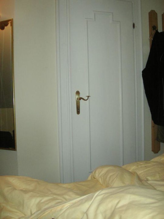 Blick vom Bett auf die Badezimmertür Genussdorf Gmachl - Hotel & Spa