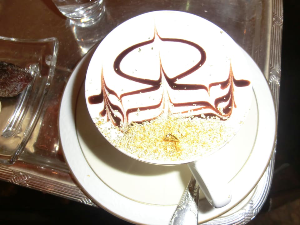 Cappuccino im Emirates Palace mit Goldstaub.. Emirates Palace Mandarin Oriental