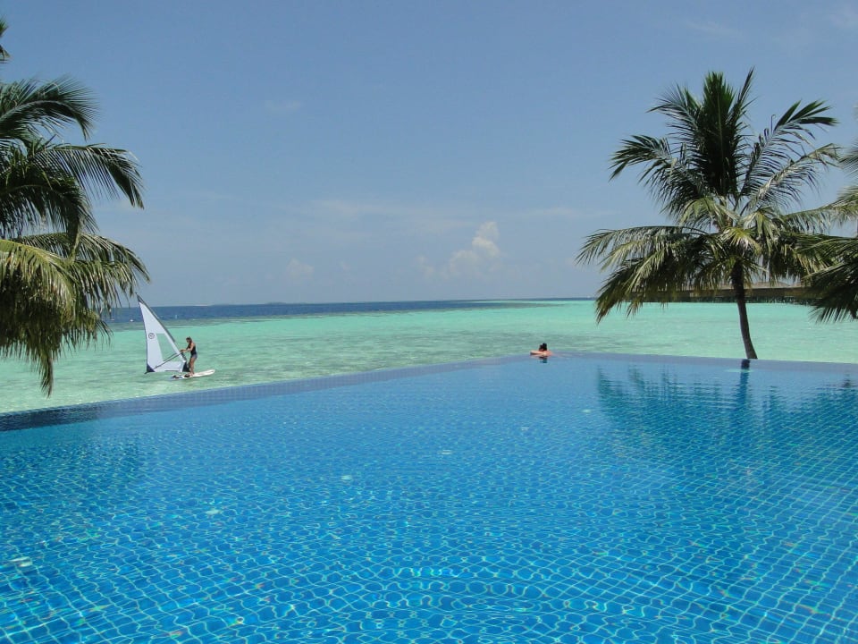 Pool bei den Wasservillen Vilamendhoo Island Resort & Spa