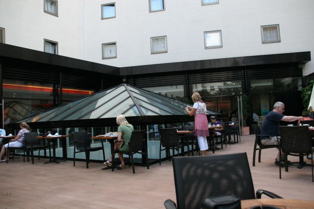 Innenhof Hotel Oceania Paris Porte de Versailles