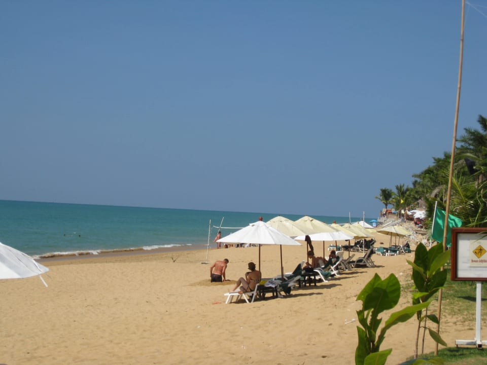 Strand vorm Hotel mit Liegen La Flora Khao Lak