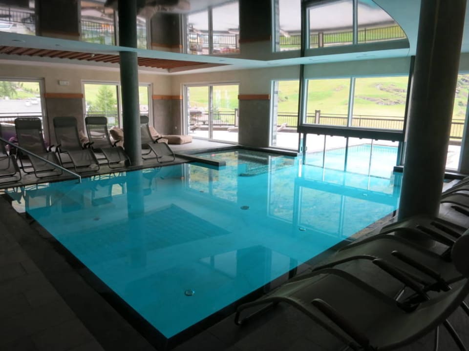 Pool mit Durchgang nach draussen Hotel Pfeldererhof