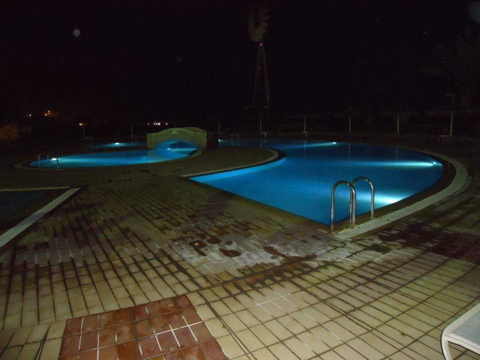 Pool bei Nacht Pernera Beach Hotel