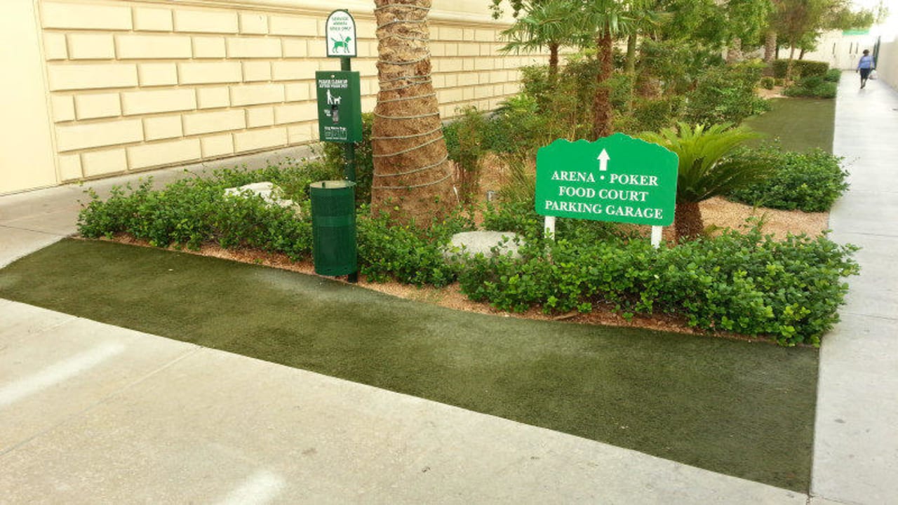 Abkürzung zum Parkhaus und Hundekakastation The Orleans Hotel & Casino