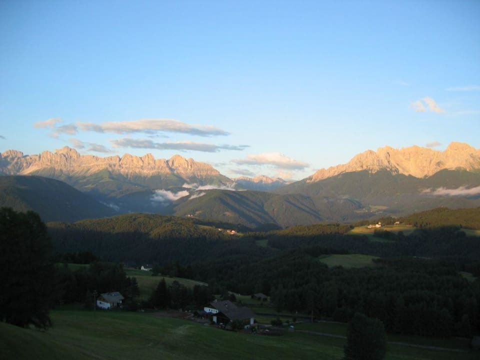 Rosengarten und Latemar im Sommer Panoramahotel Obkircher