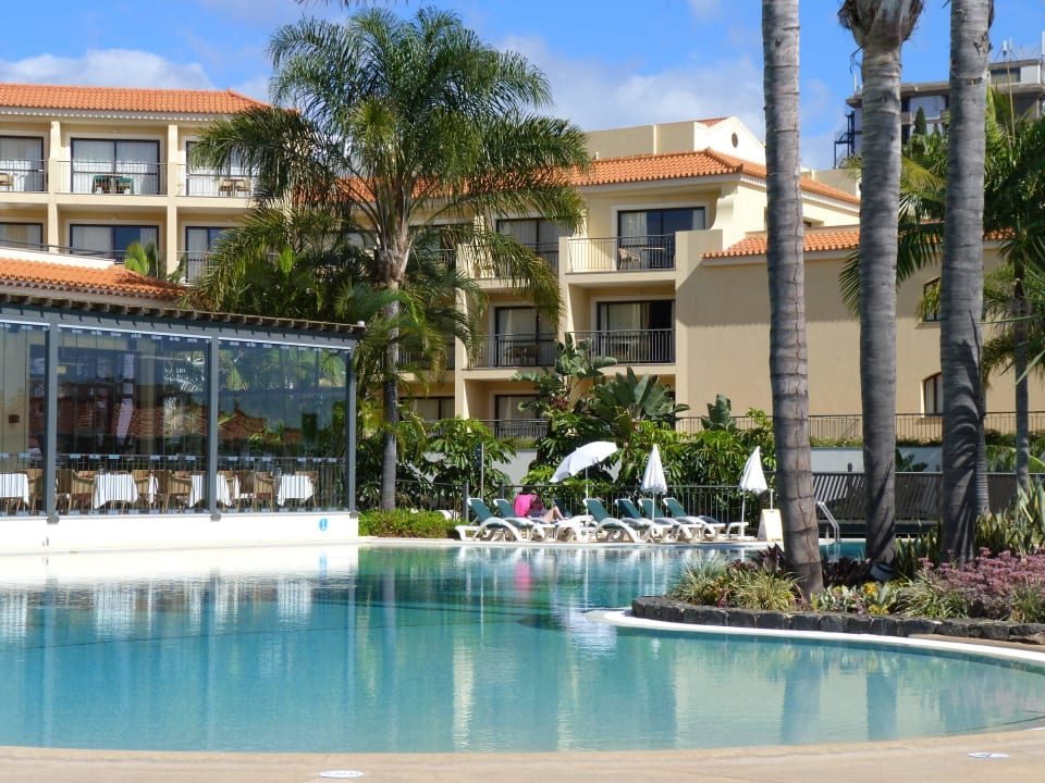 Pool mit Blick auf ein Teil des Hotels Hotel Porto Mare - PortoBay