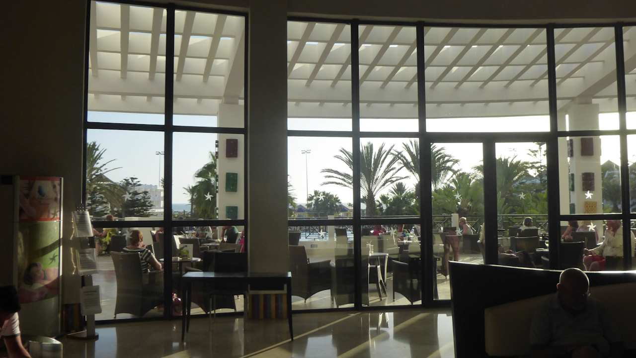 Widok na taras Iberostar Waves Founty Beach