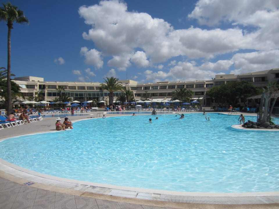 Poolanlage und Hotel von innen Dreams Lanzarote Playa Dorada Resort & Spa