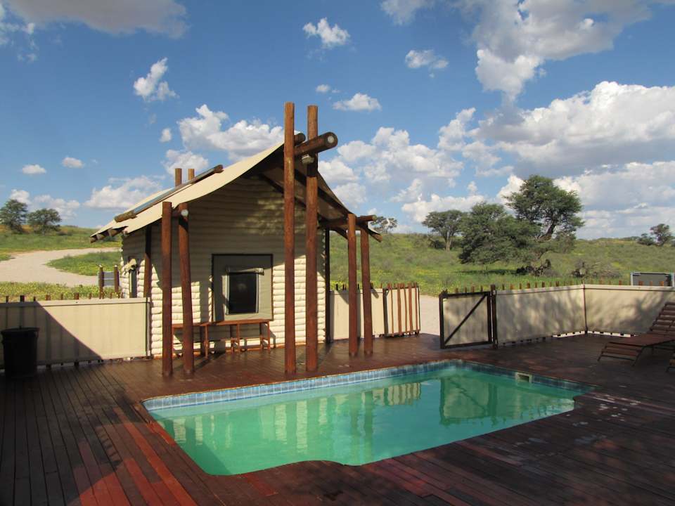 Pool (dahinter: Rezeption) Kalahari Tented Camp