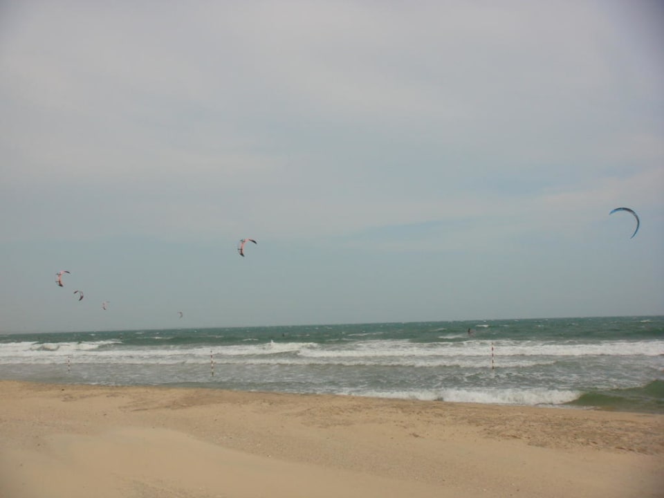 Kitesurfer am Hotelstrand AMARYLLIS Resort & Spa