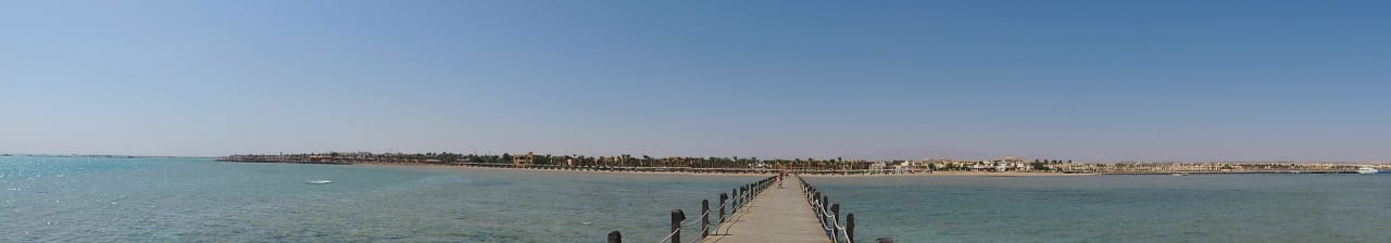 Blick vom Hausriff zum Hotel Stella Beach Resort & Spa Makadi Bay