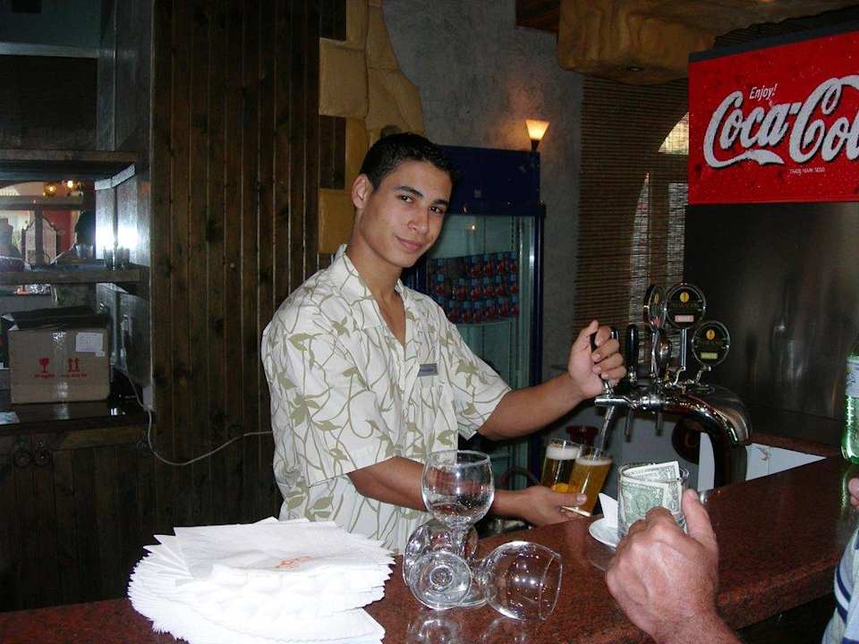 Zapfer vom Dienst Pickalbatros Alf Leila Wa Leila Resort - Neverland Hurghada