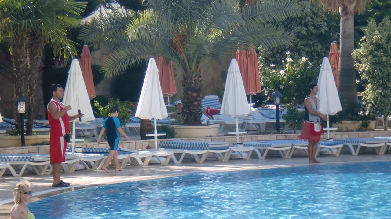 Morgenritual: Singen und Tanzen am Pool Saphir Hotel & Villas