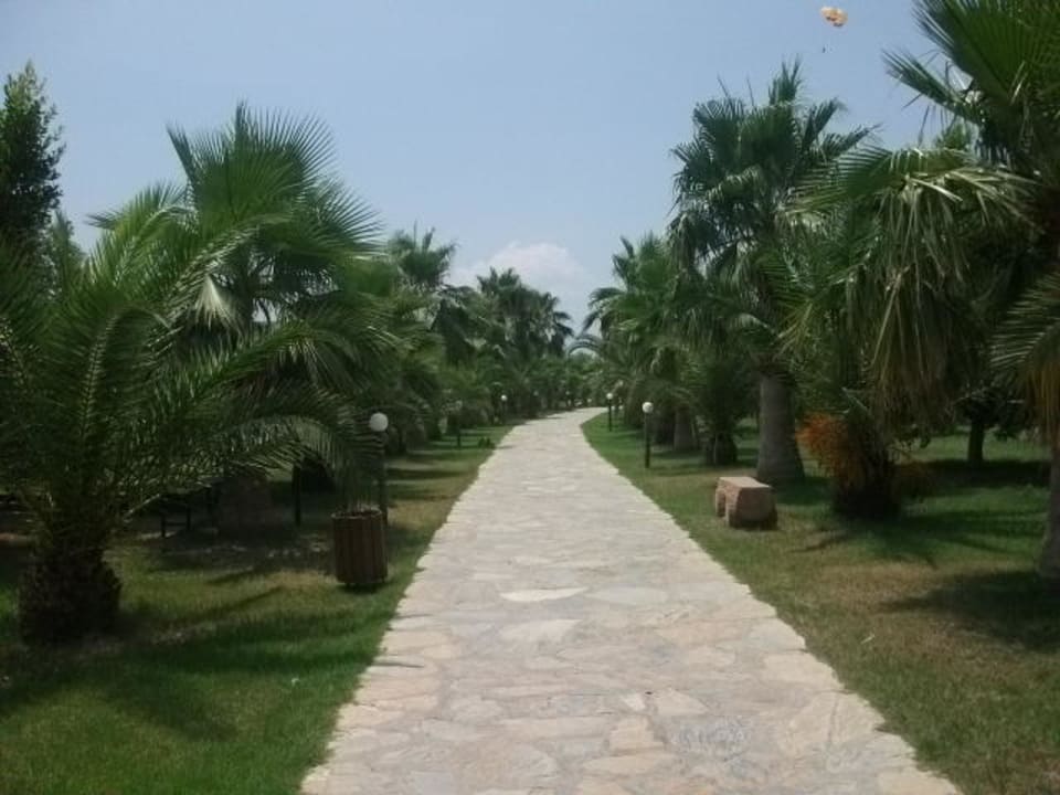 Der Weg zum Strand Club Grand Side