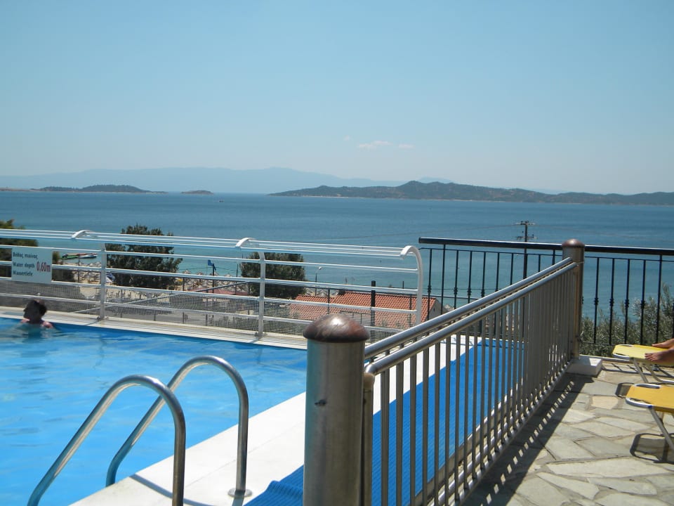 Pool am Mittag Akrathos Beach Hotel