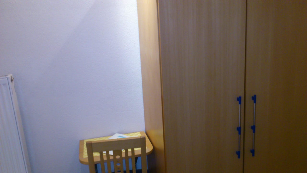 Kasten und Schrank zwischen Bett un Türe Gasthof Innbrücke