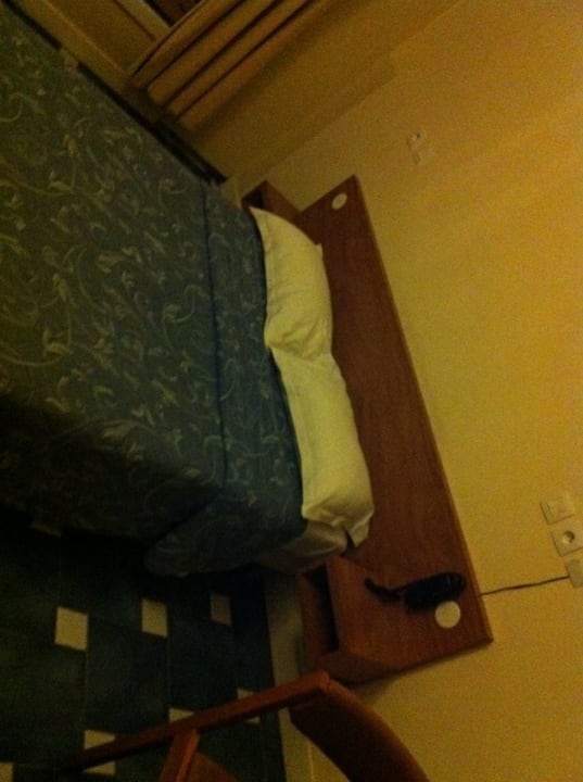 Das angebliche super Bett im Doppelzimmer Hotel de Bellevue Paris Gare du Nord