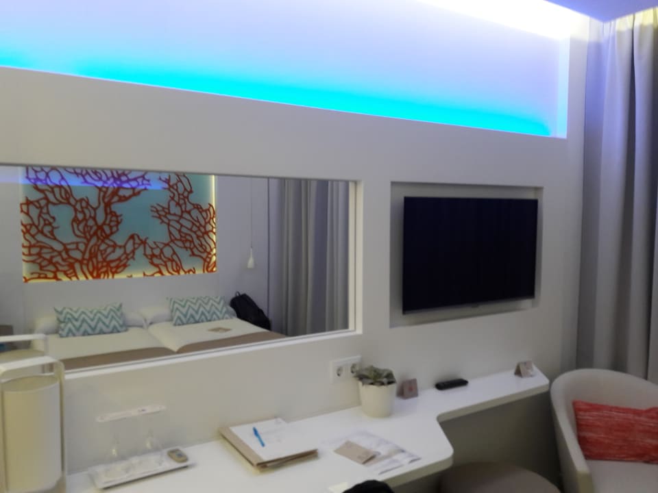 Der Fernseher hat diverse deutsche Programme The Sea Hotel by Grupotel - Adults only