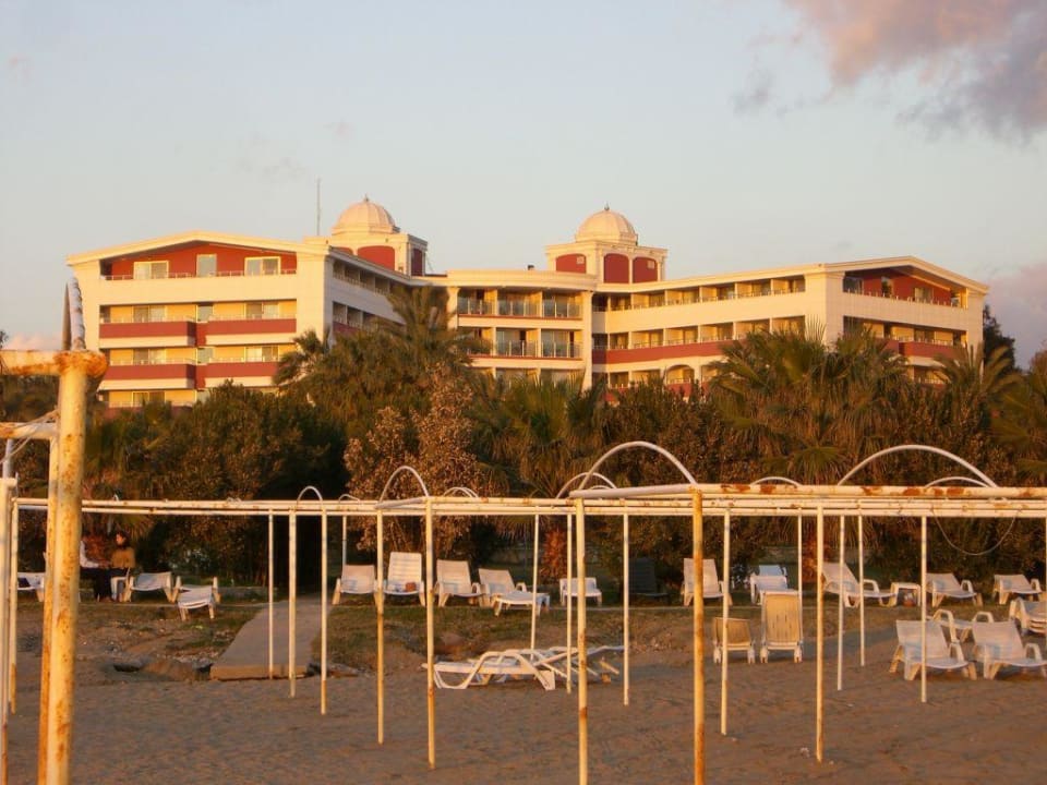 Blick vom Strand zum Hotel Seher Kumköy Star Resort & Spa