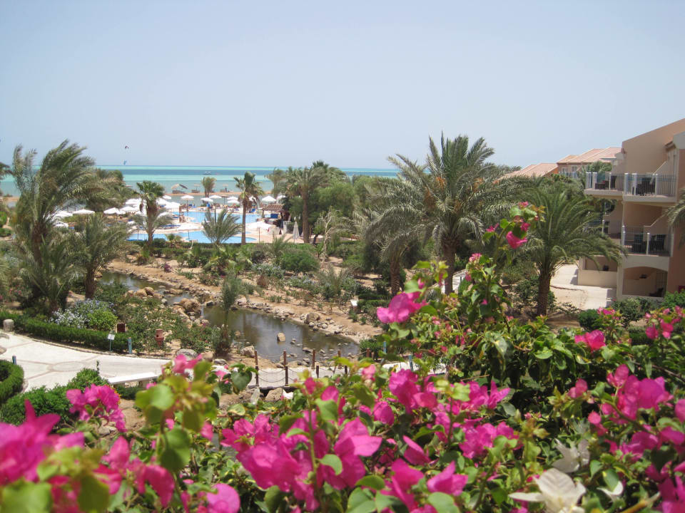 Im Bild: zwei von vier großen Pools Mövenpick Resort & Spa El Gouna